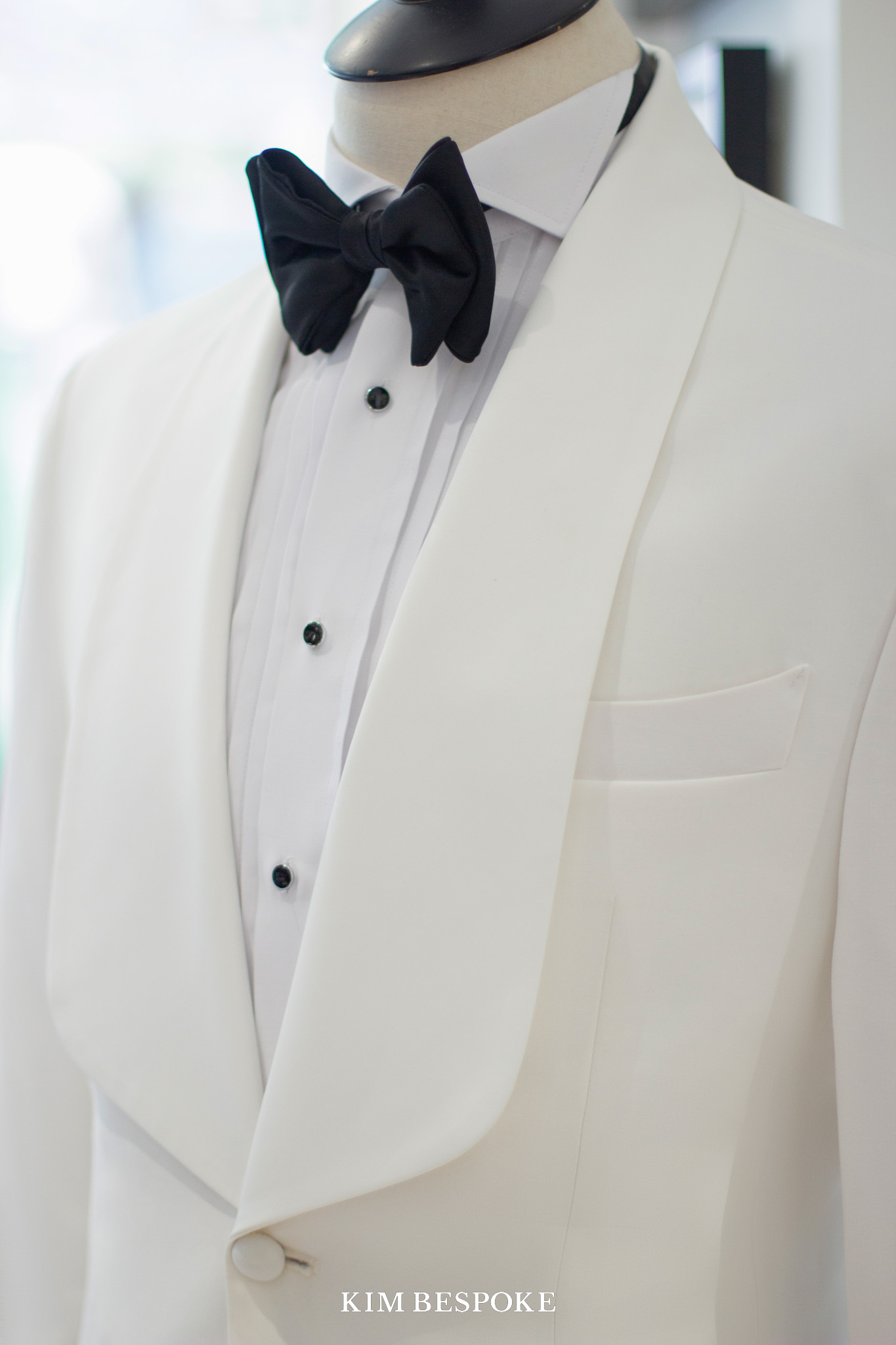 Large lapel collar, combined with bows