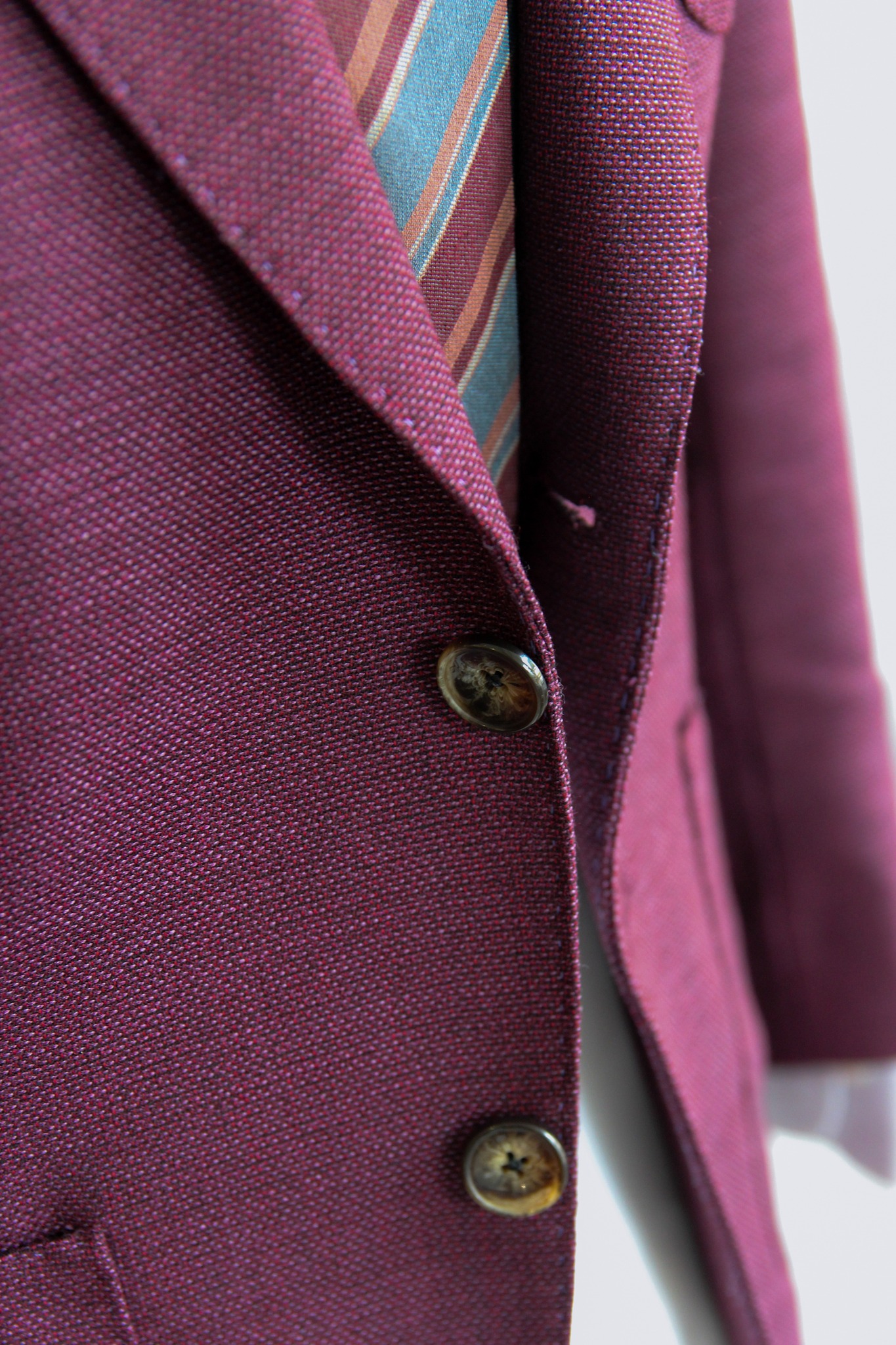 Soft design of the swallow-wing woven lapel